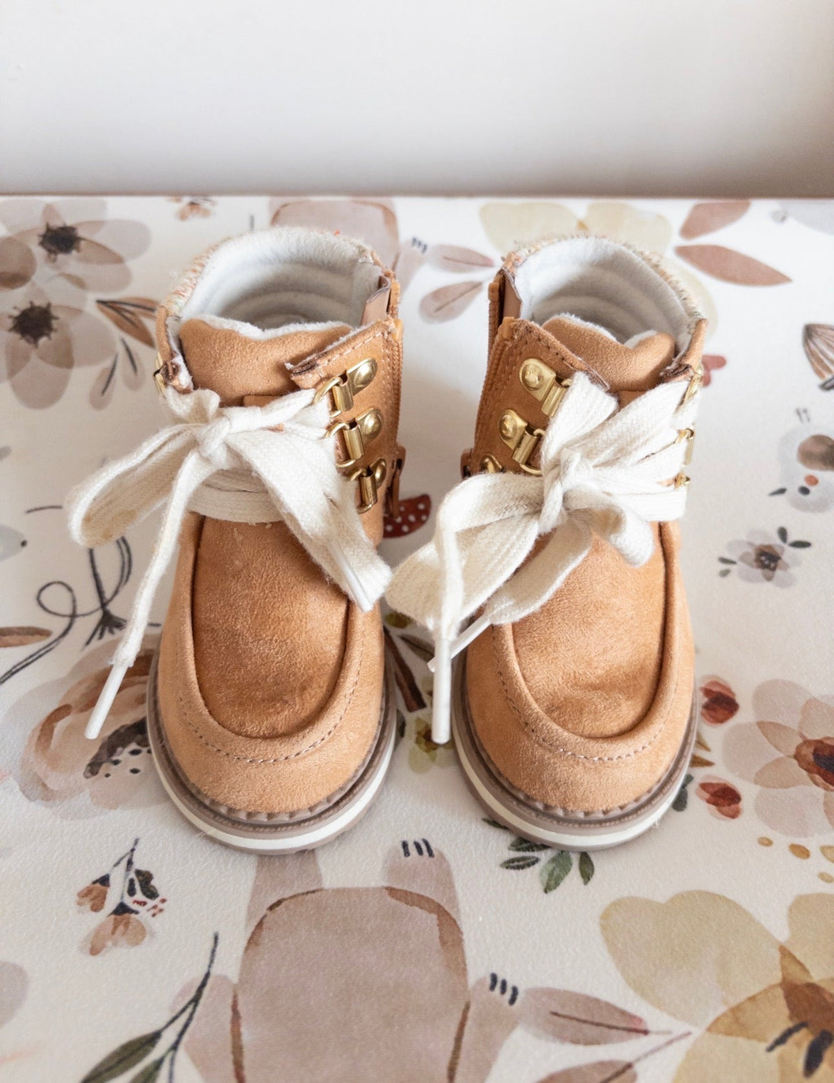 #36- girls brown boots cat and jack size 5 GUC