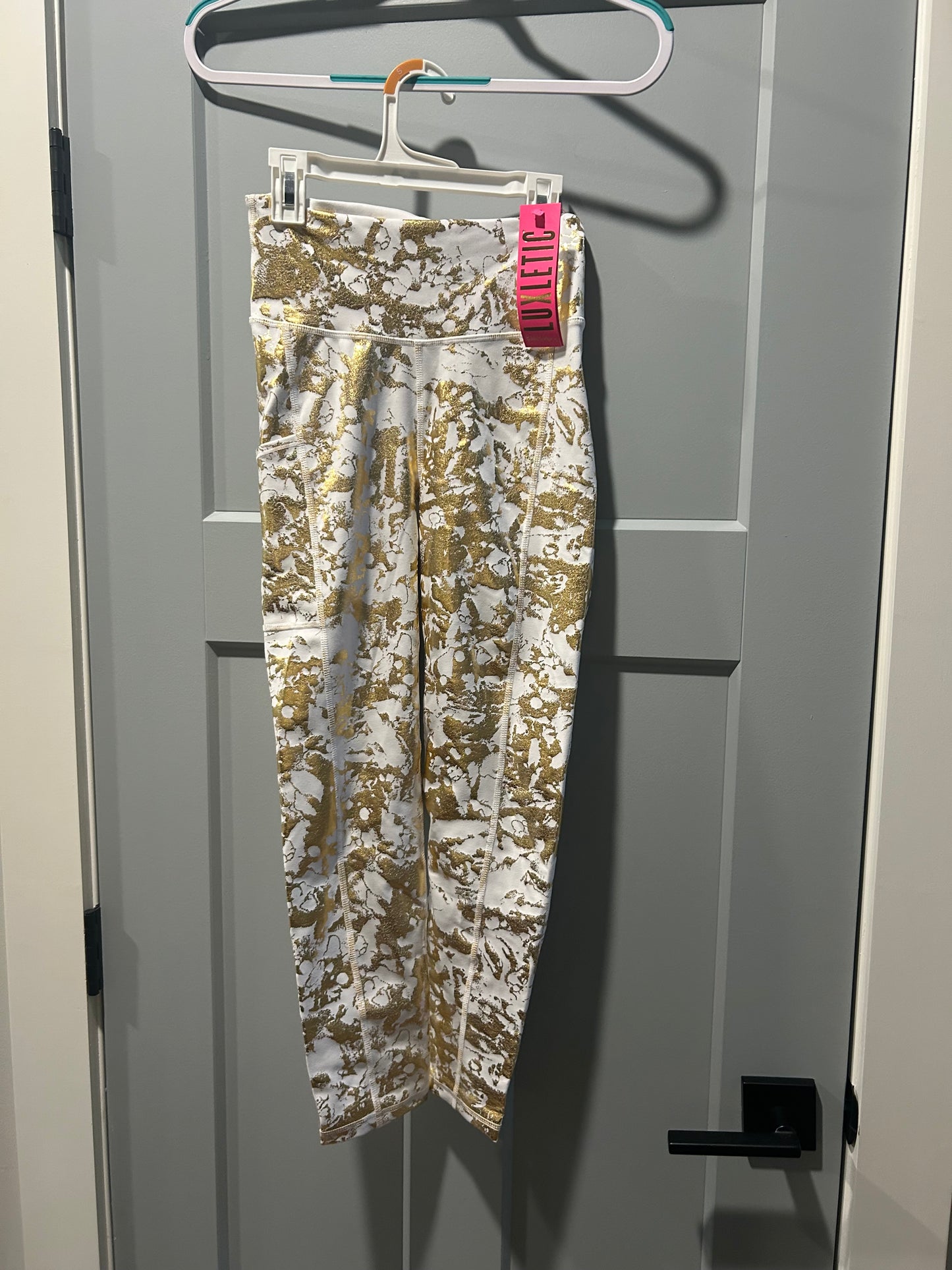 136 NWT Lilly Pulitzer athletic pants gold and white XS