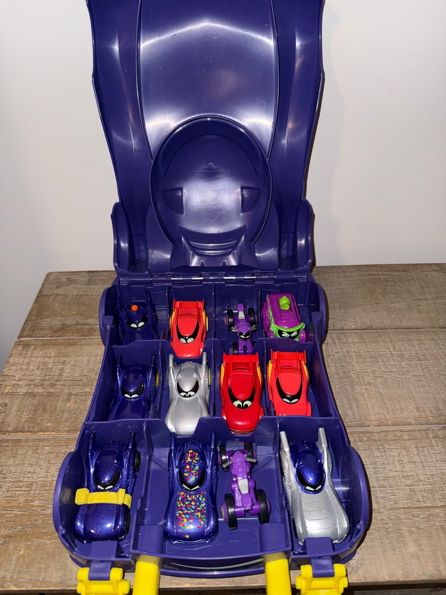 #106: REDUCED Batwheels Carrying Case WITH 12 Vehicles