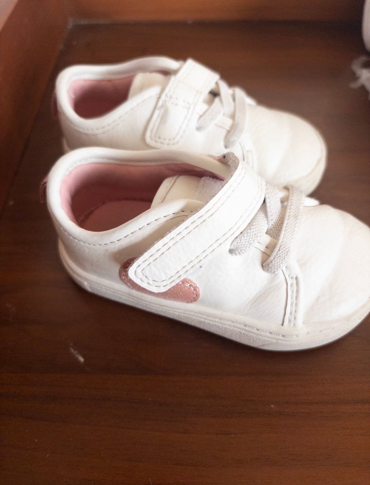 #36- Girls size 4 carters white shoes with pink sparkle heart GUC