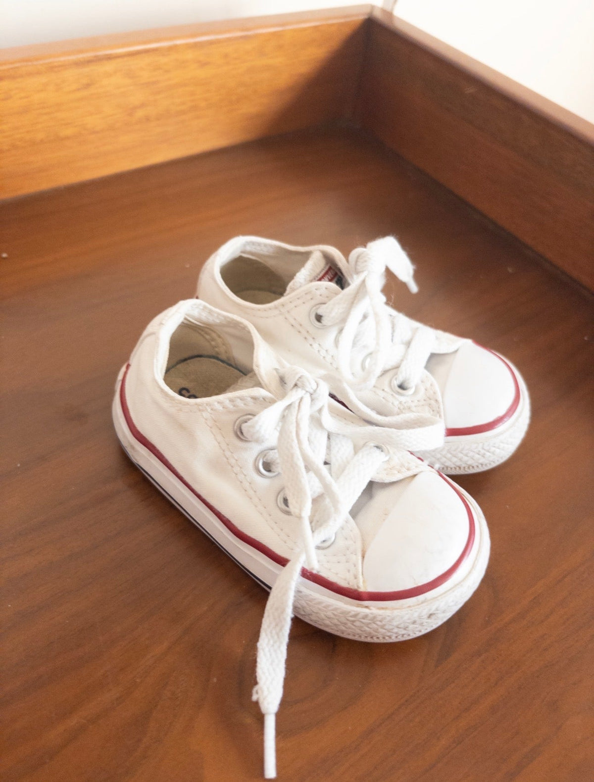 #36- White red and blue converse size 4 GUC