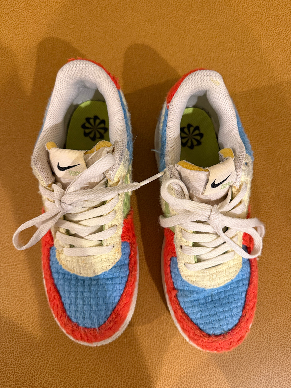 #87 Nike girls size 3 color block woven sneakers GUC