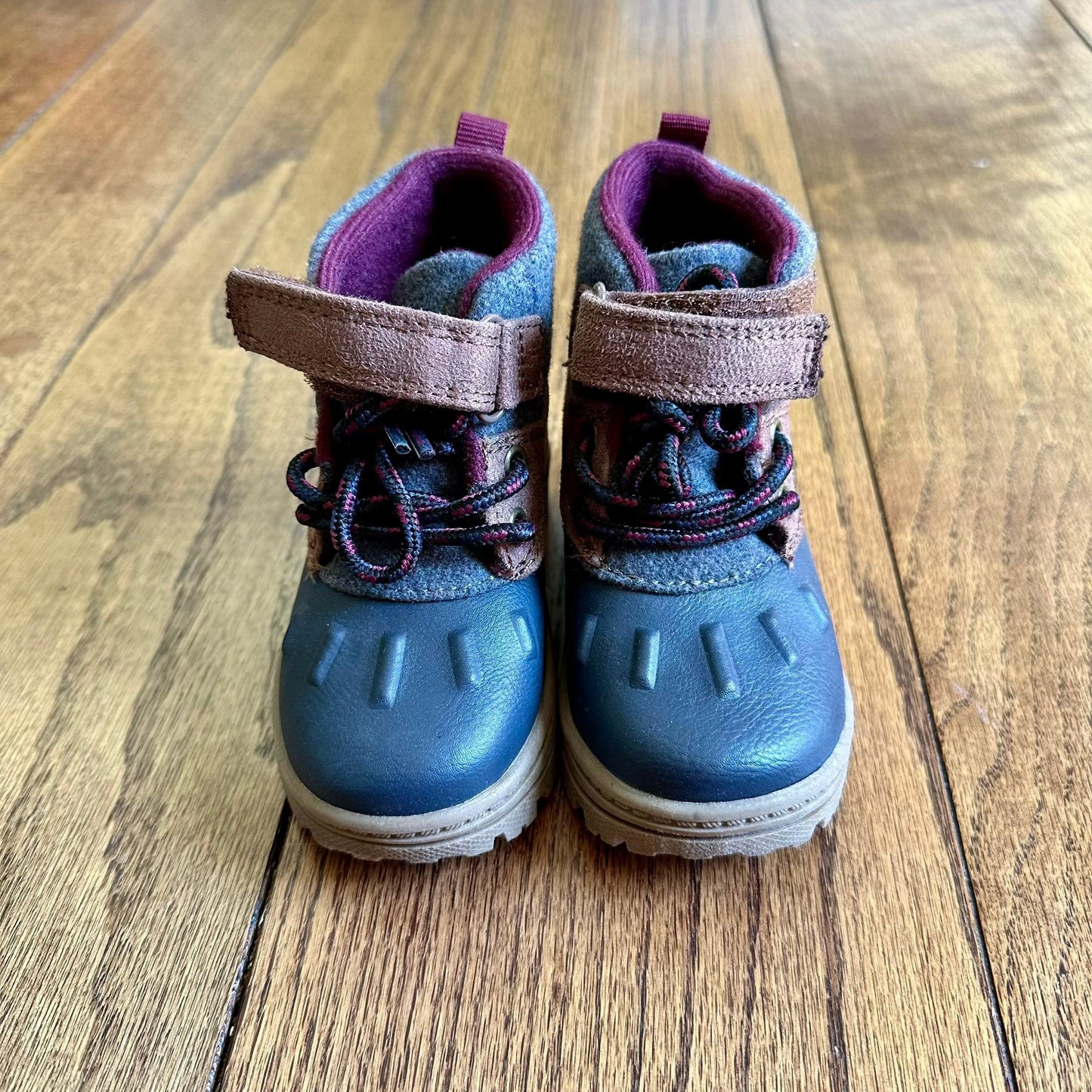 #95 EUC Boys / Gender Neutral Carters Snow Boots, size 5