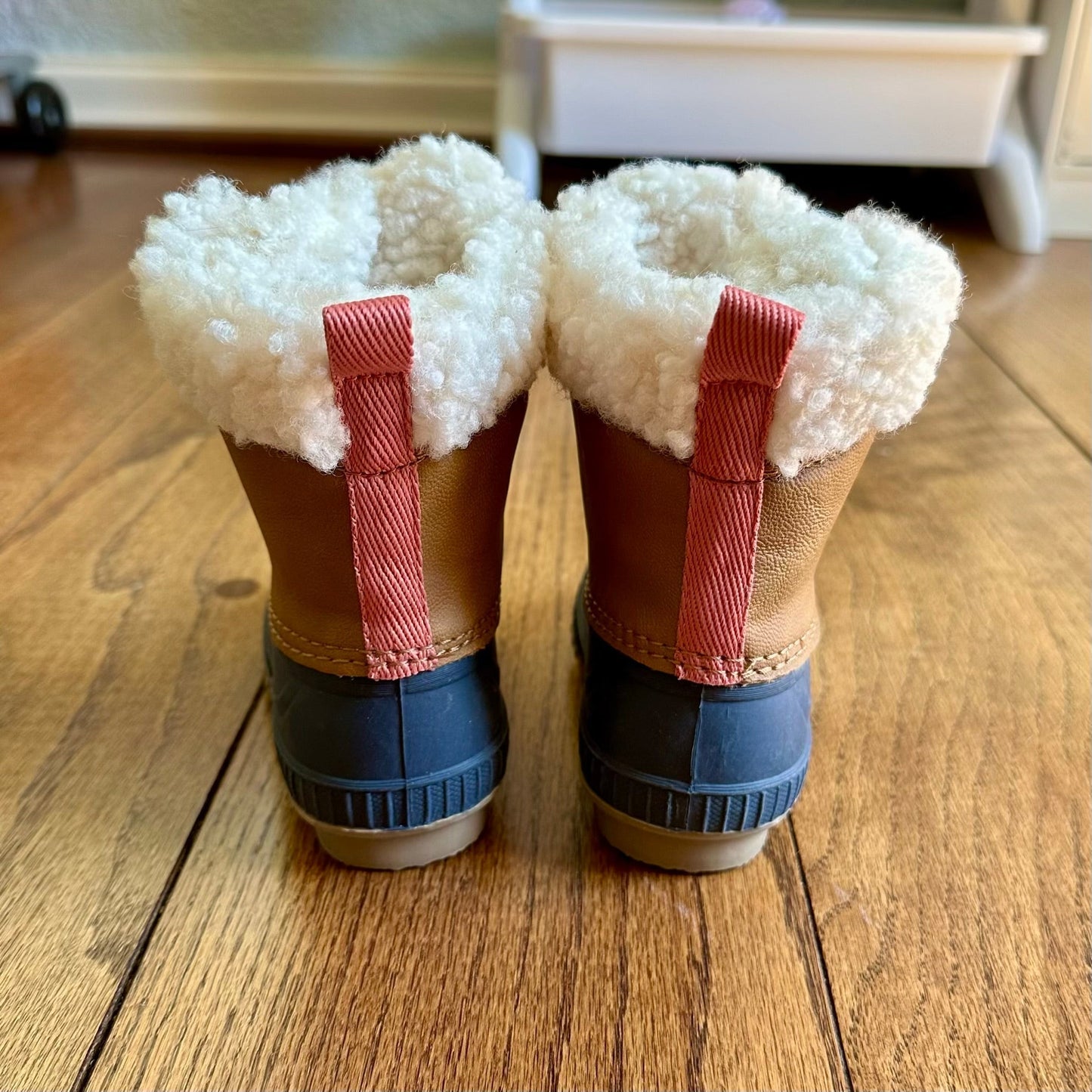 #95 NWOT Girls / Gender Neutral Gap Snow Boots, size 5/6