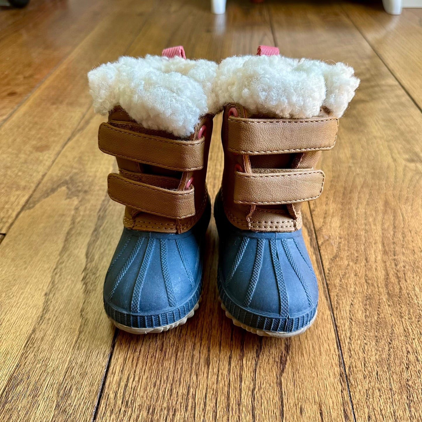 #95 NWOT Girls / Gender Neutral Gap Snow Boots, size 5/6