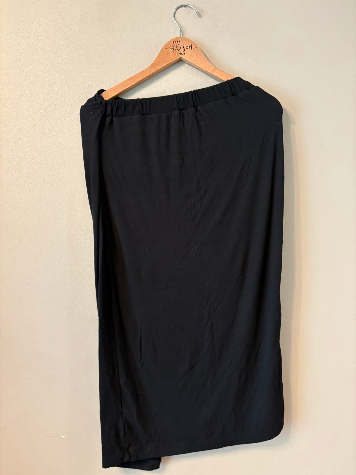 #133 **REDUCED** Women’s Fitted Medium Skirt
