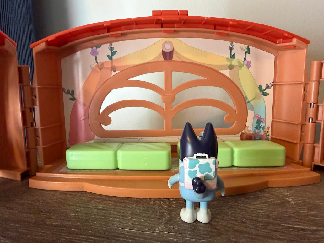 #9 Bluey School Friends Calypso's School Playset
