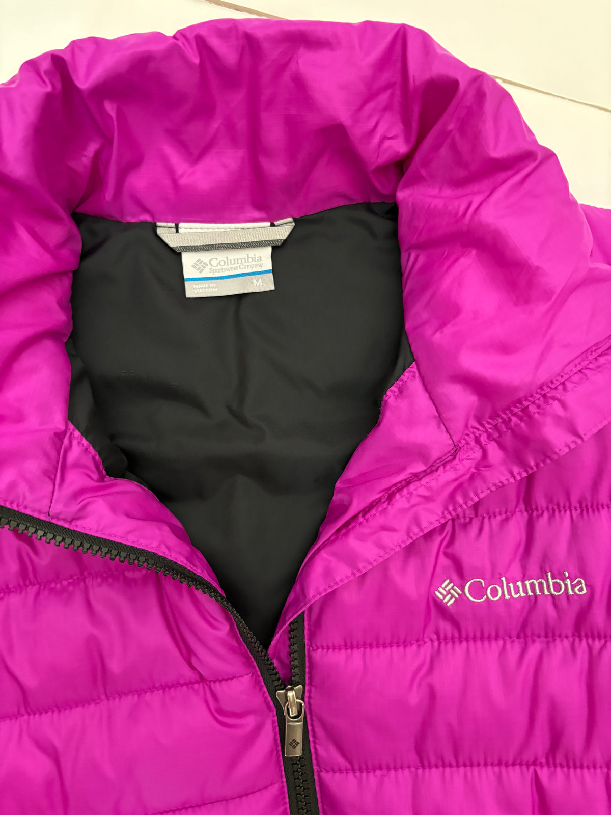 #121 women's medium Columbia hot pink lightweight puffer, EUC
