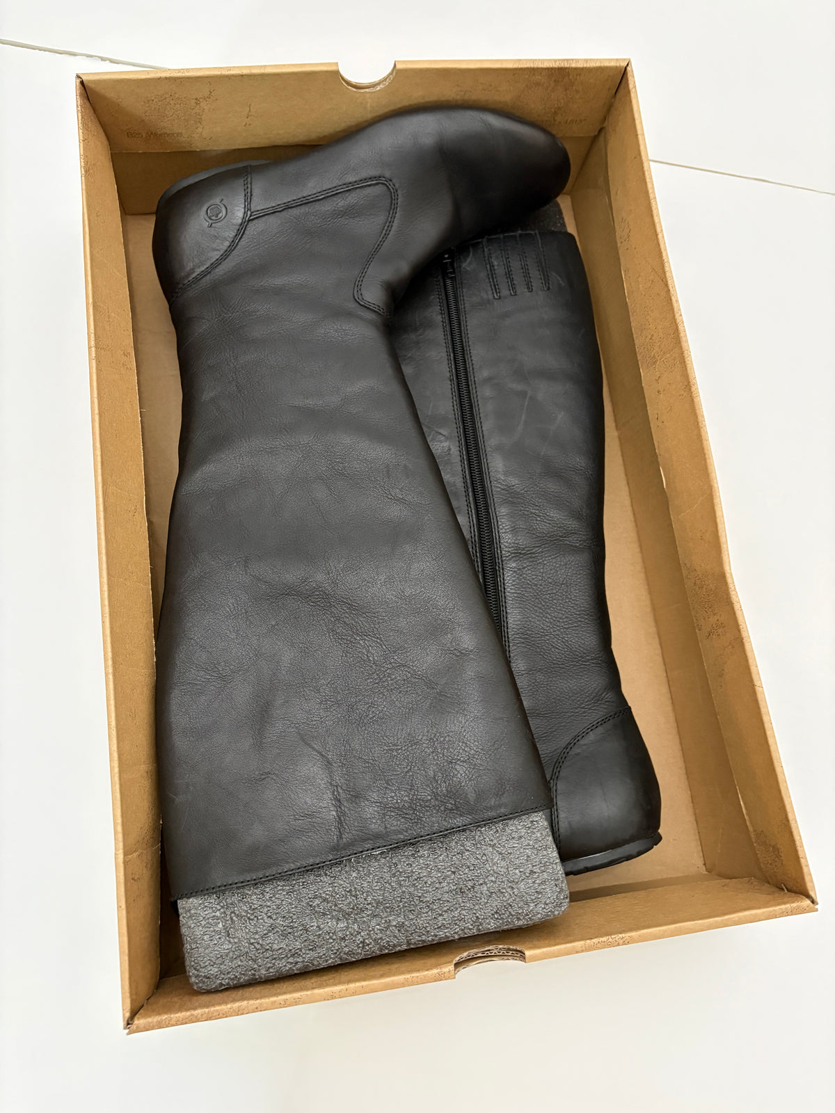 #121 women's 8M Born Norelle leather black boots, like new