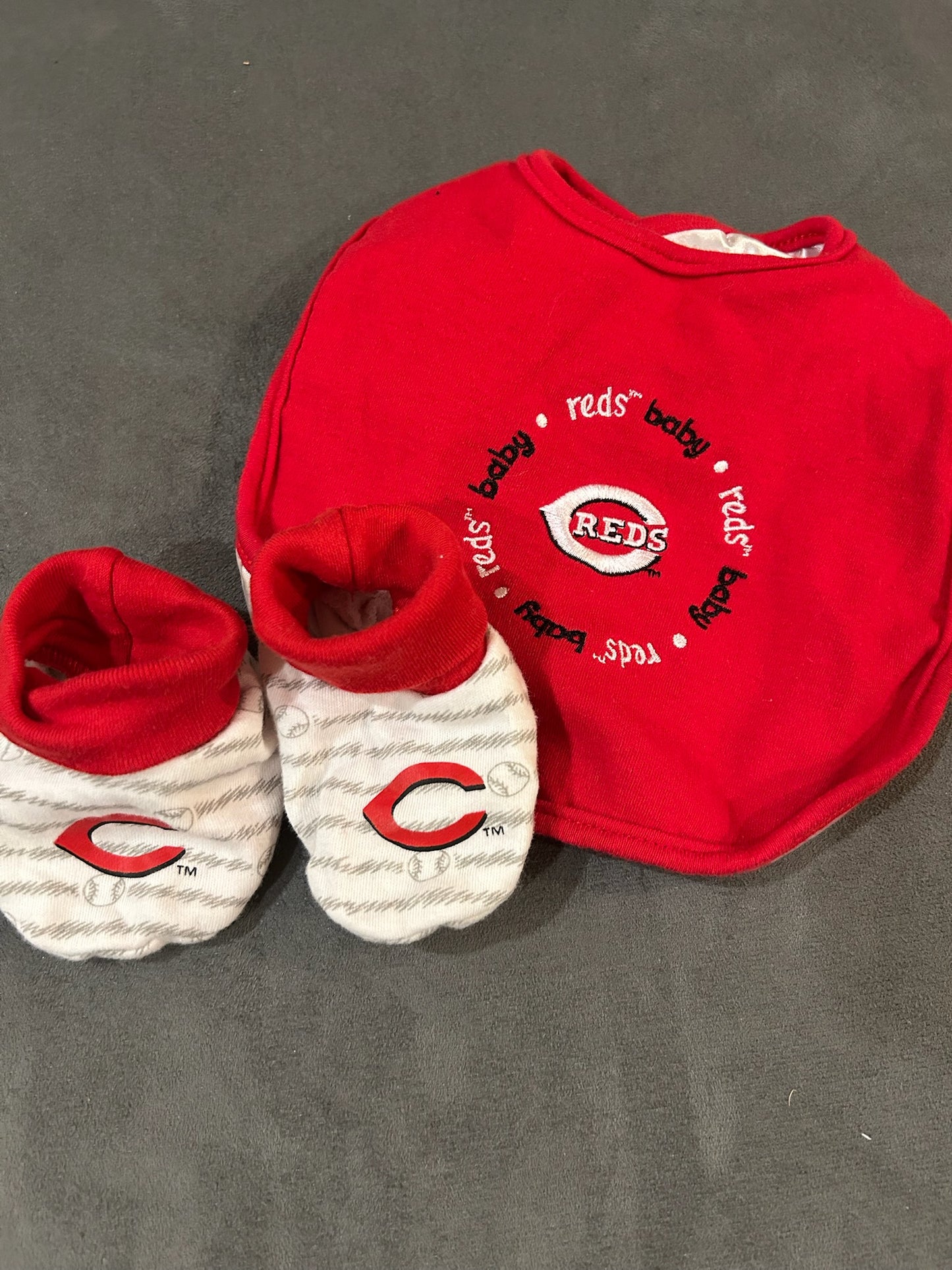 Seller 128 - Cincinnati Reds Bib and Booties Set