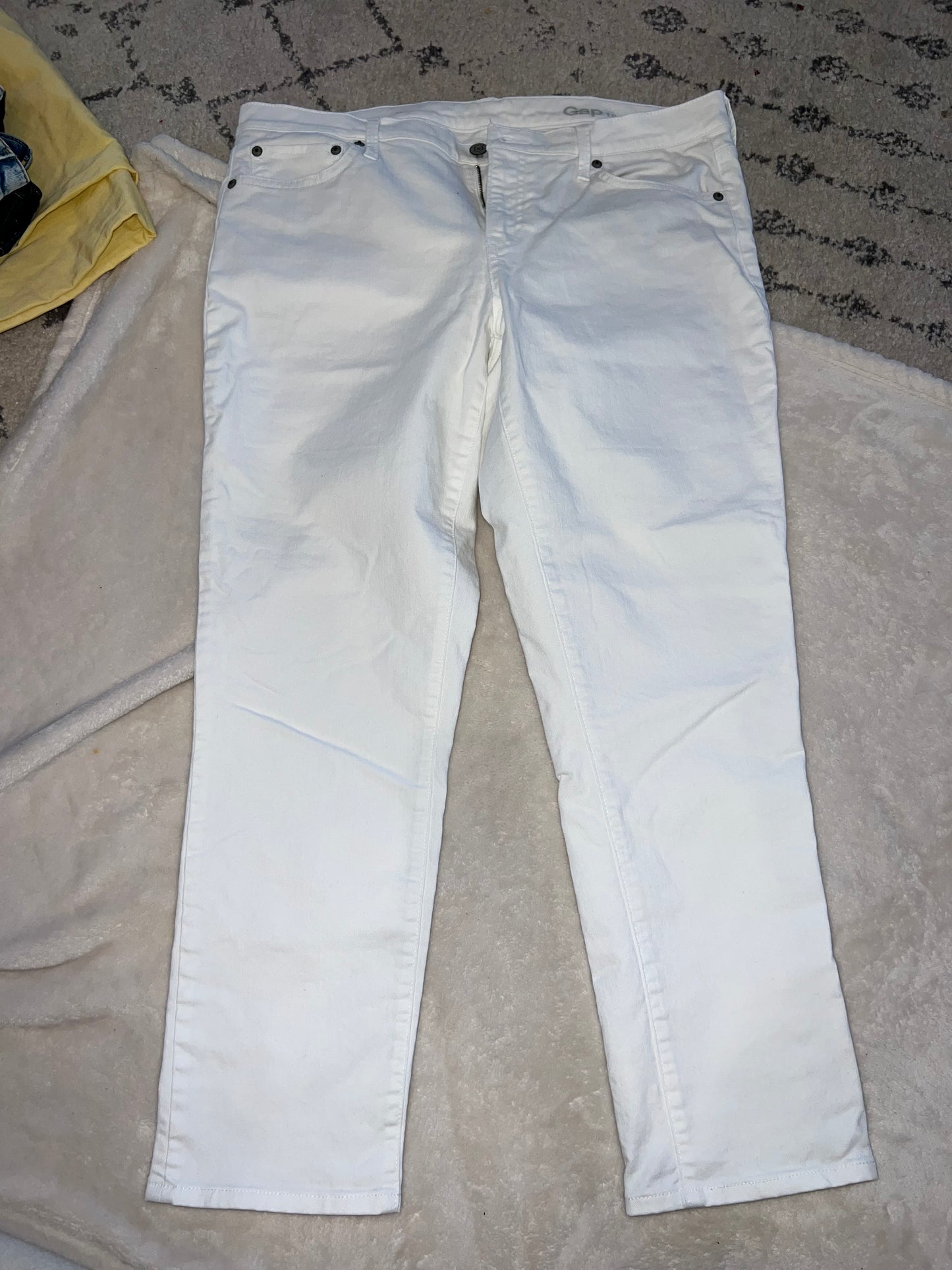 #46 Womens size 31 Gap straight white jeans
