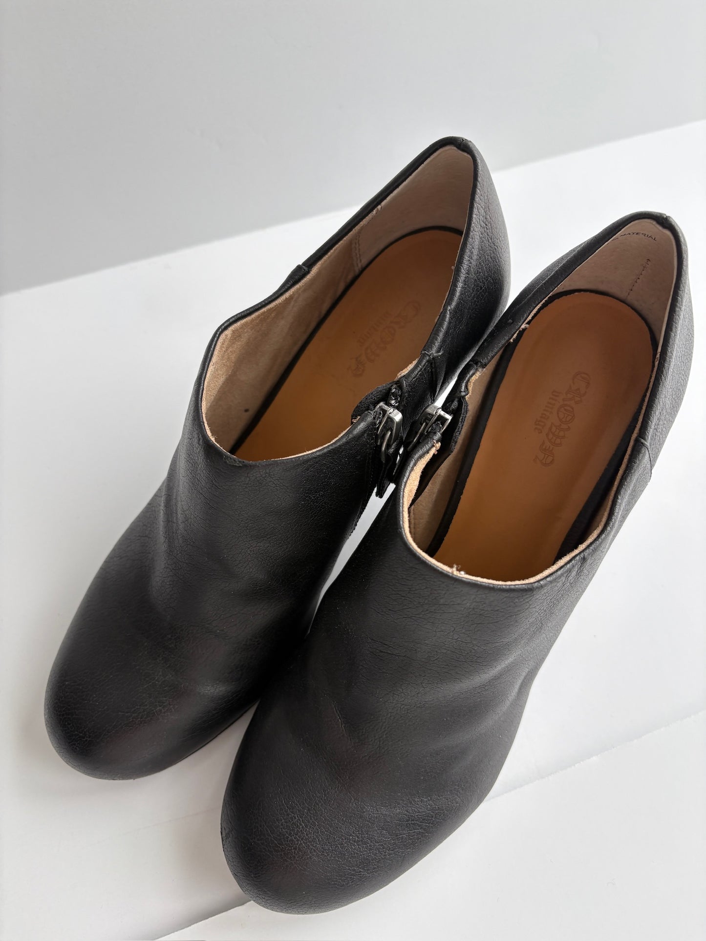 Seller #105 - Size 8.5 Women's Black Crown Leather Booties GUC