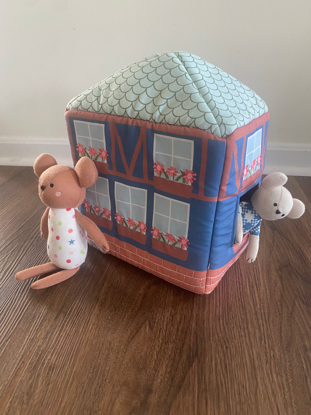 Seller 59 Soft house with 2 stuffed mice