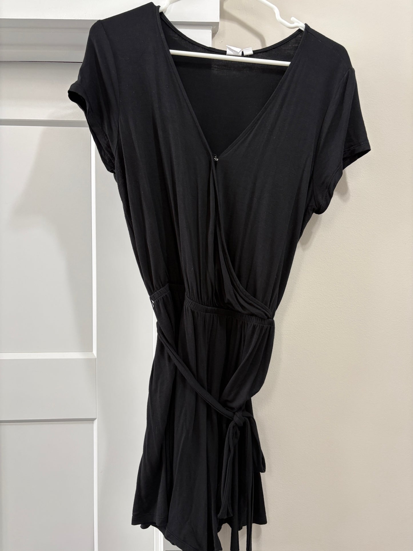 Seller #105 - Women's Medium Black Gap Romper GUC