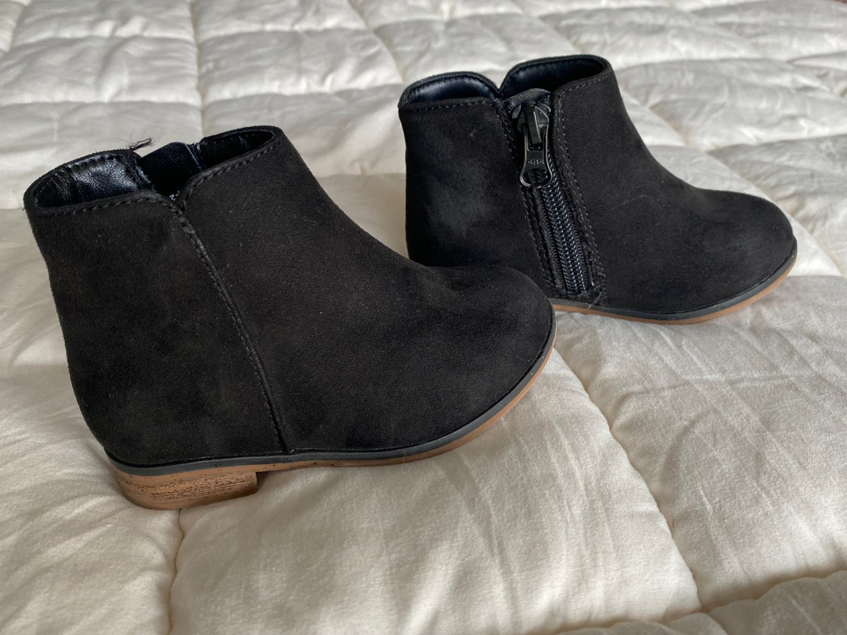 Seller 59 girls size 6 black Cat and Jack boots