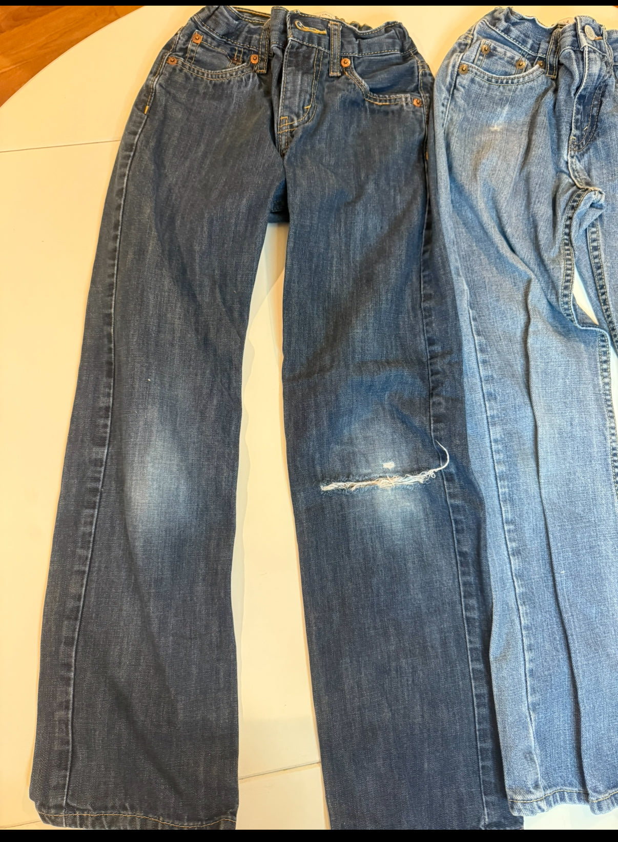 136 EUC Levi jeans slim adjustable waist size 10