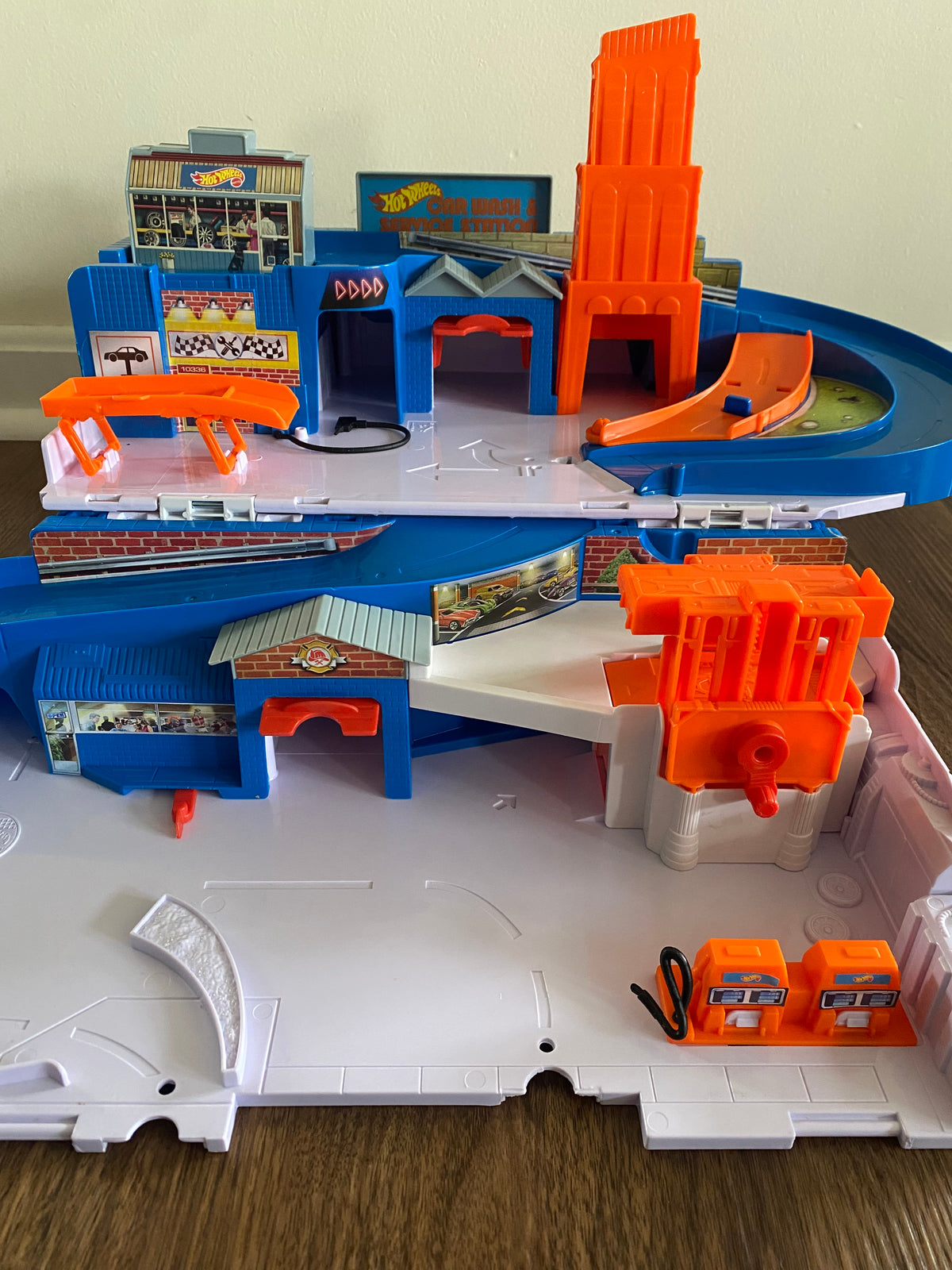 Seller 59 Hot Wheels travel play set