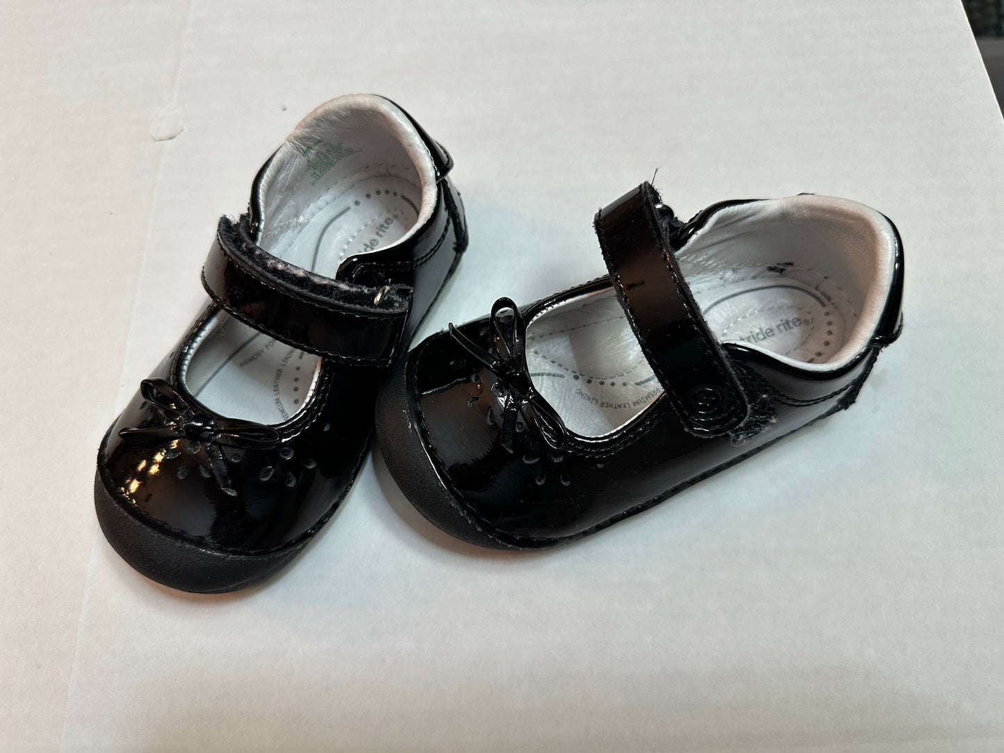 #88 6w stride rite girl shoes EUC