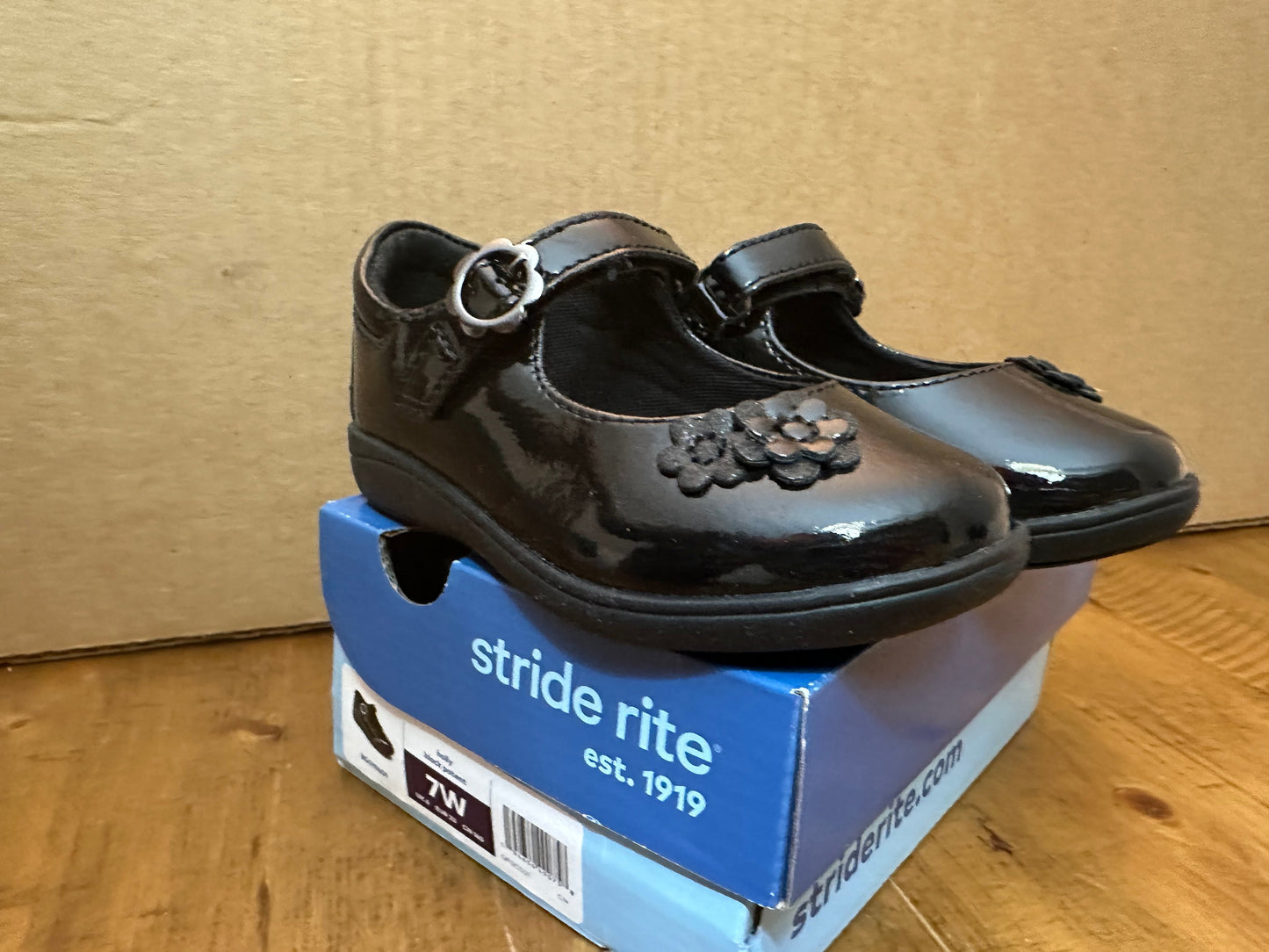 #88 7w stride rite girl shoes EEUC