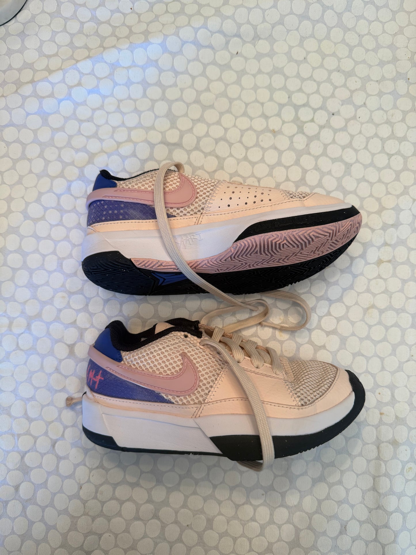 136 EUC Nike Girls Guave Ice size 1