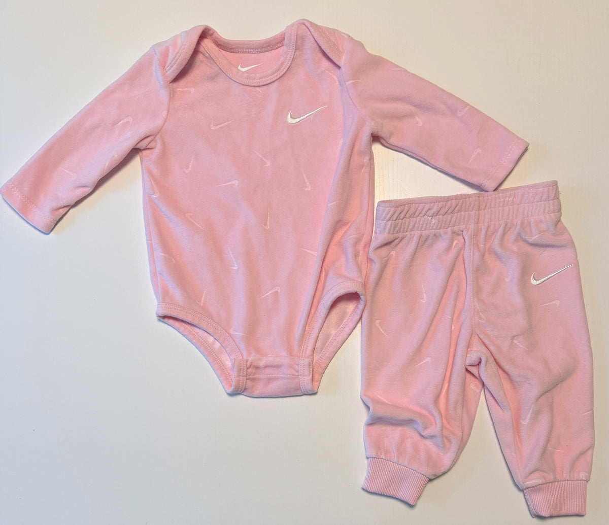#93 like new Nike velour pink set size 3-6 months