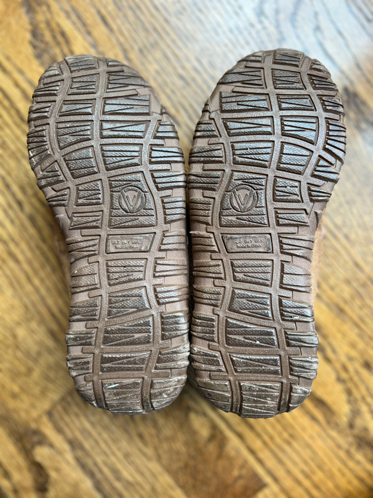 Seller #115 - Vonair (Amazon Brand) Boys Size 2 Brown Moccasin Slippers/House Shoes, VGUC