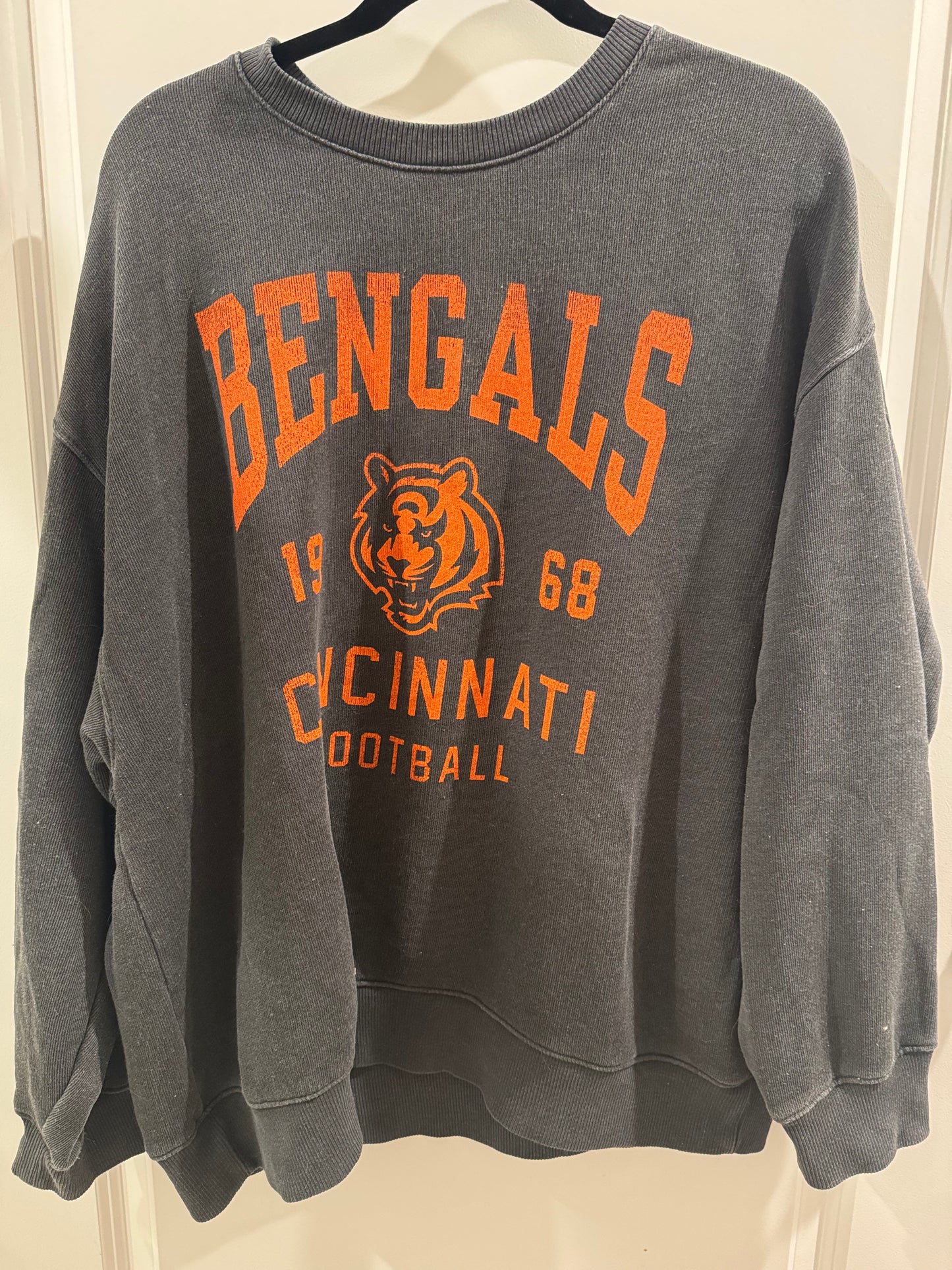 #107 American Eagle Bengals Women’s Sweatshirt size L