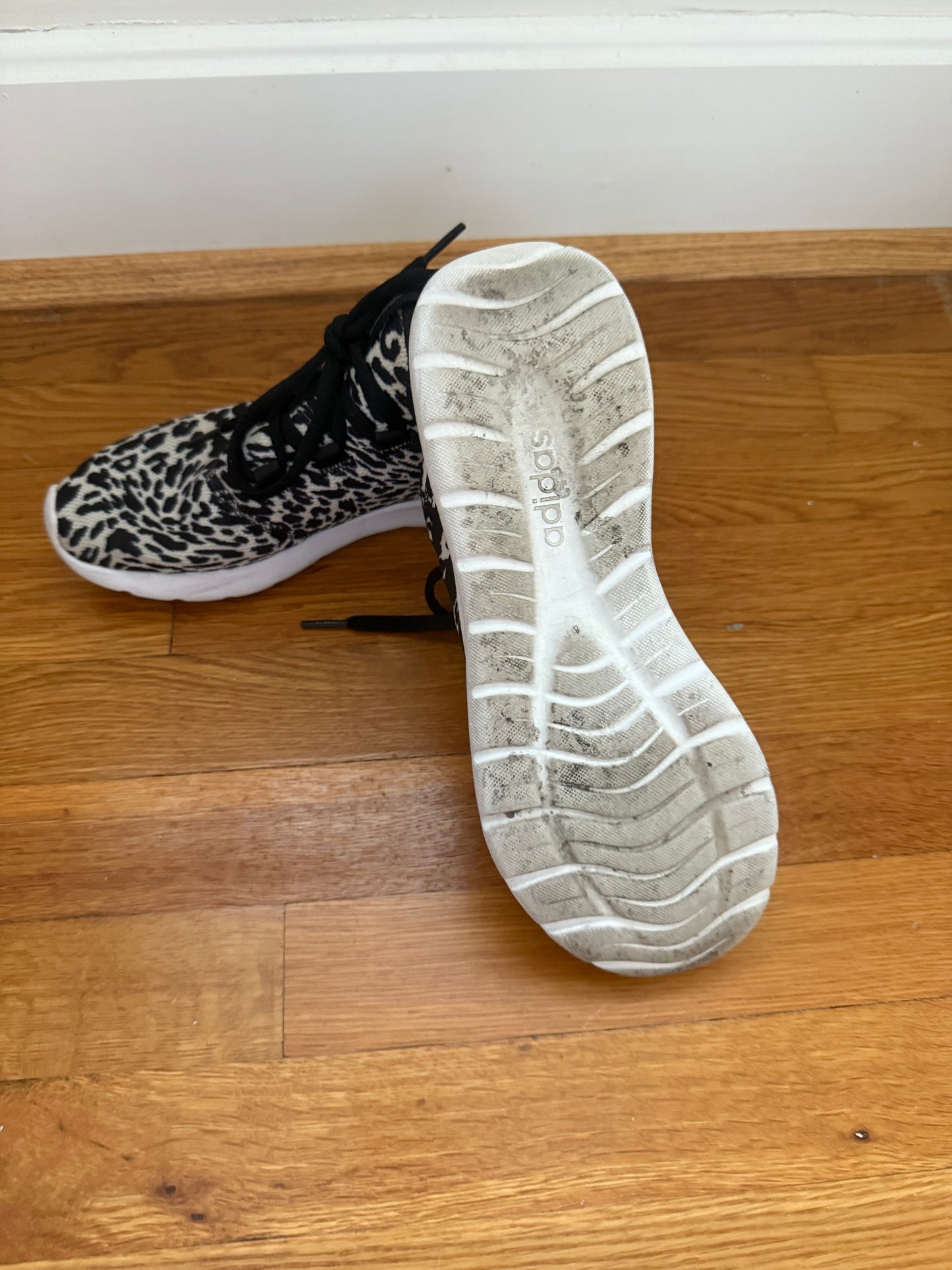 136 EUC Addidas gym shoes women size 8