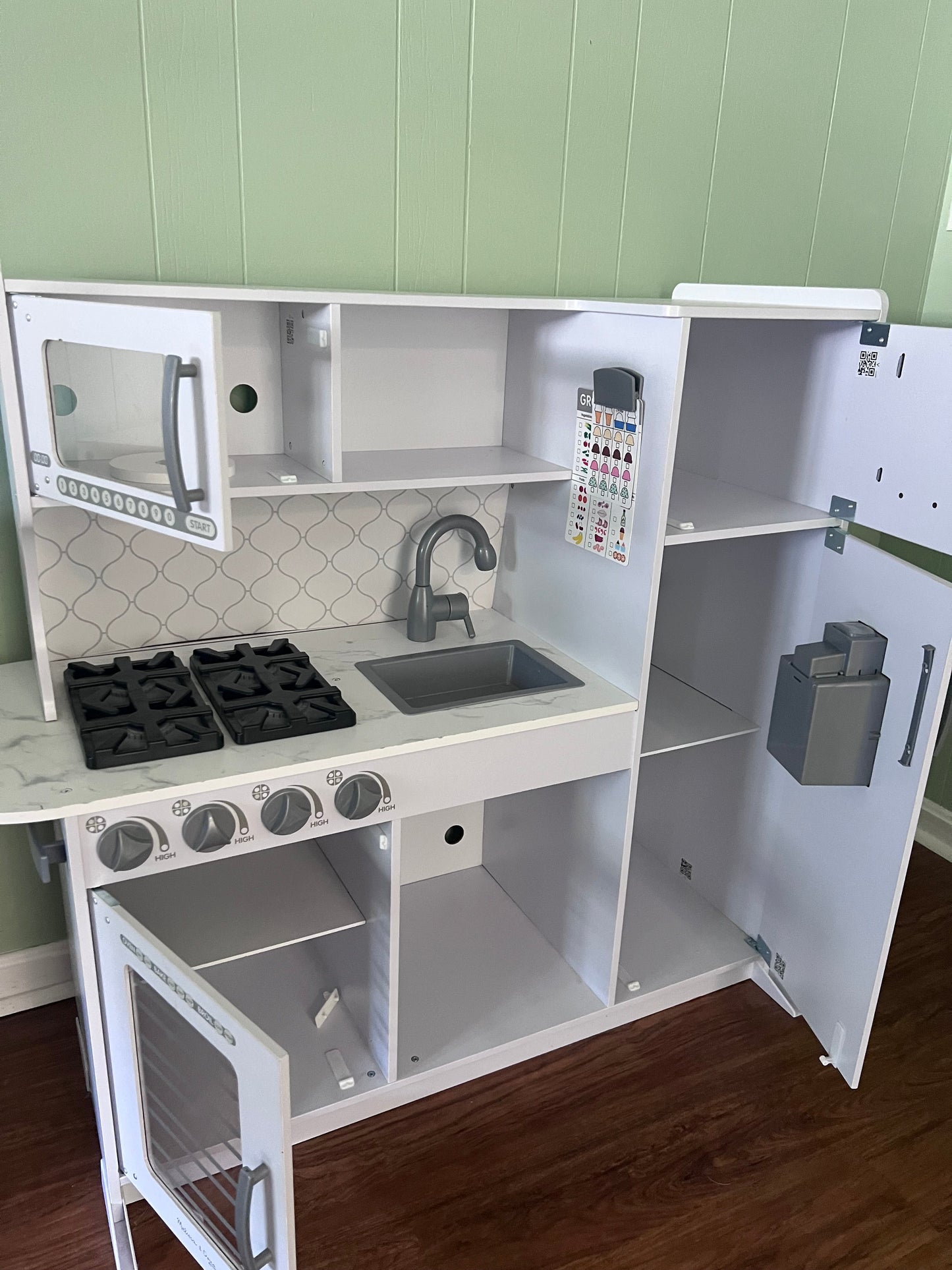 *REDUCED* 104 - Wooden Kitchen, near perfect condition