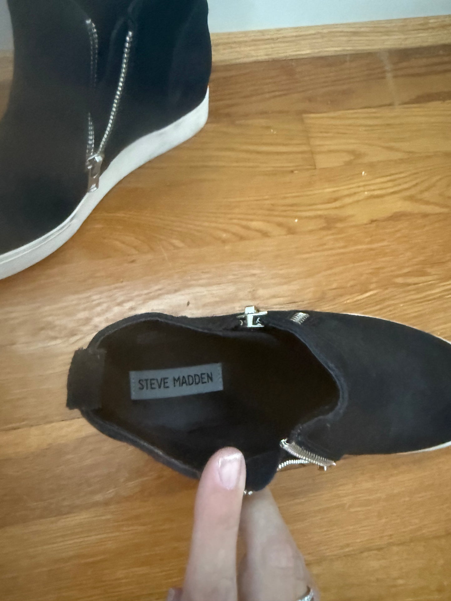 136 EUC Black Steve Madden casual zipper booties size 8