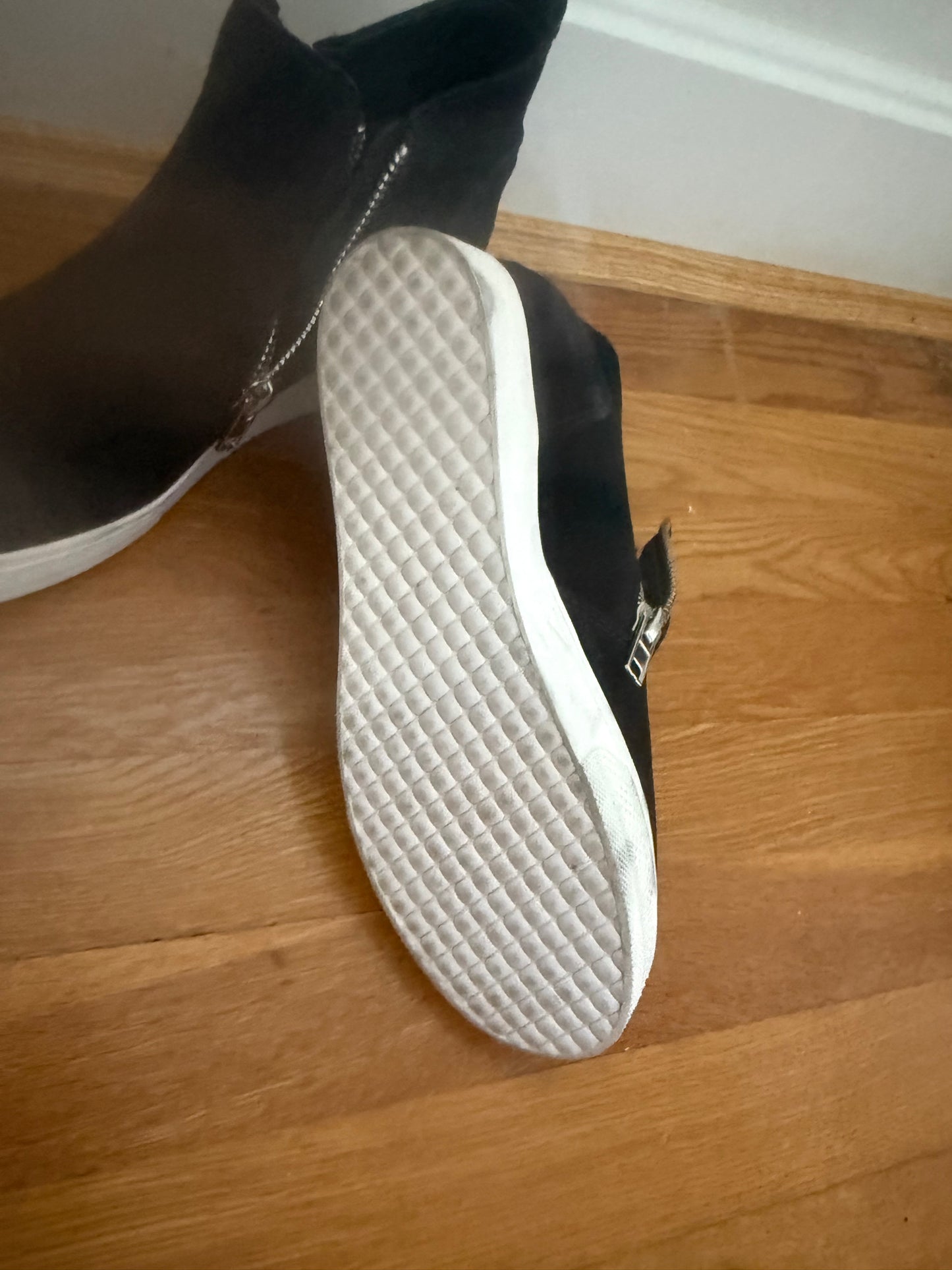 136 EUC Black Steve Madden casual zipper booties size 8