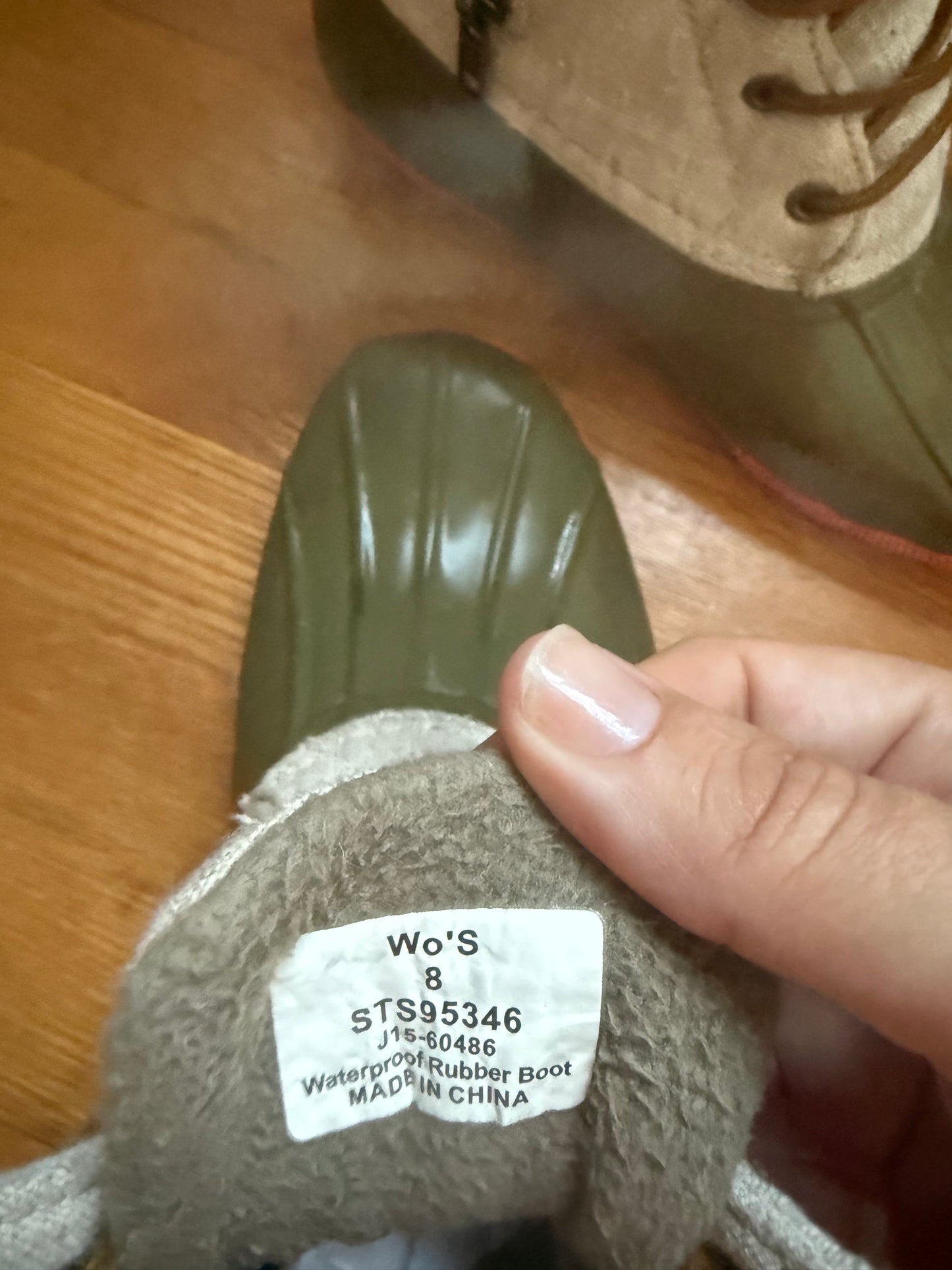 136 EUC like new sperry boats size 8