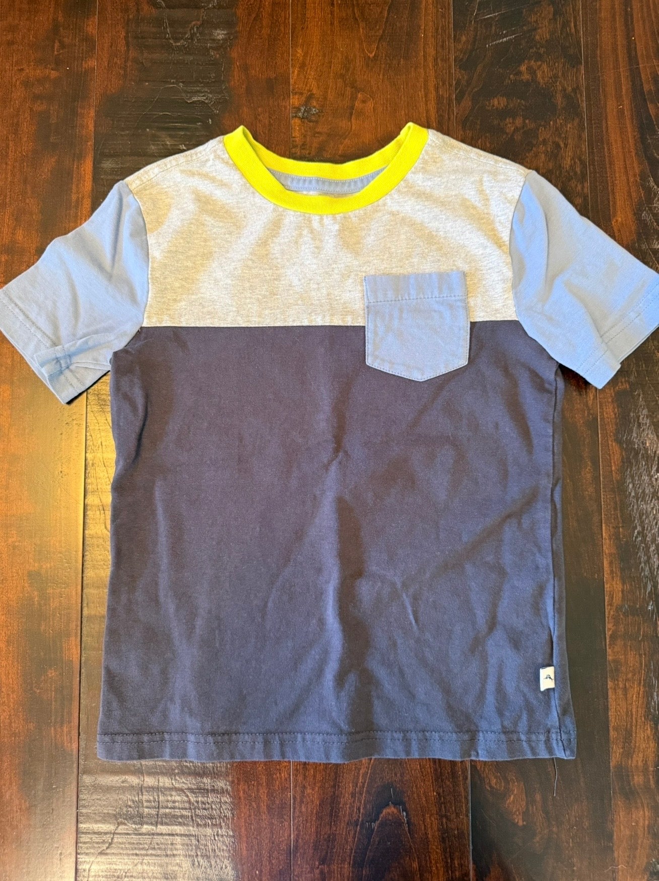#28 Tommy Bahama Boys Color Block Pocket Tshirt - Size S 5/6