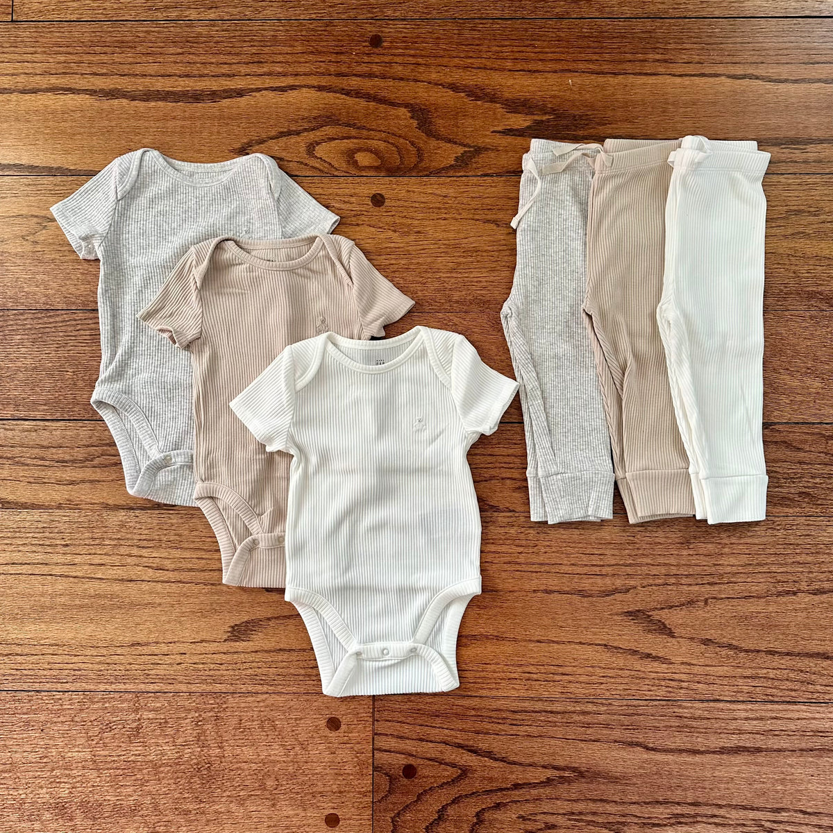 #113 EUC Boys / Gender Neutral Gap Ribbed Onsie Outfits, set of 3, Gray / Brown / White, size 12-18 months