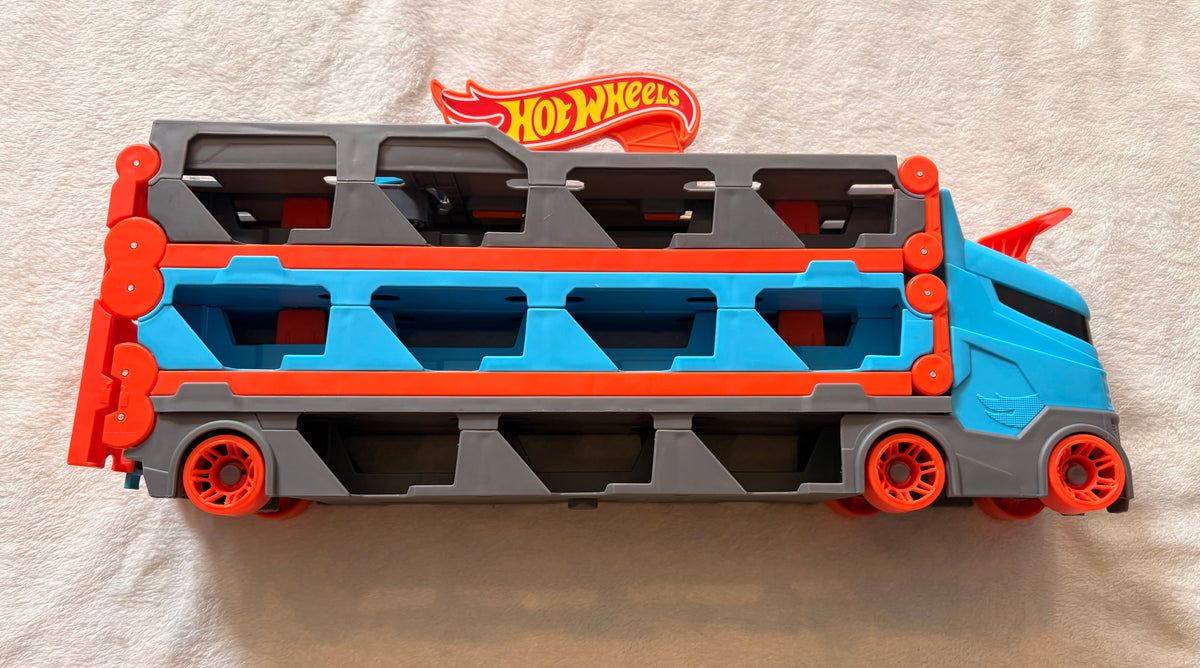 #102 - Hot Wheels car storage semi