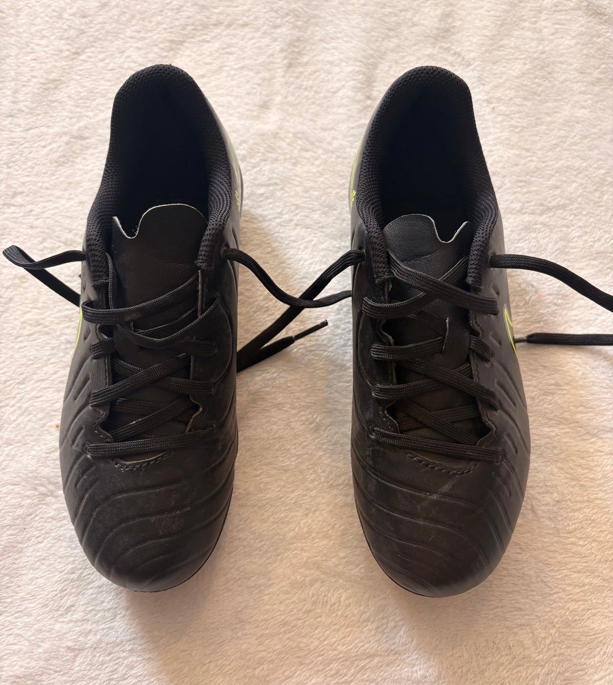 #102 - Nike boys size 3Y soccer cleats
