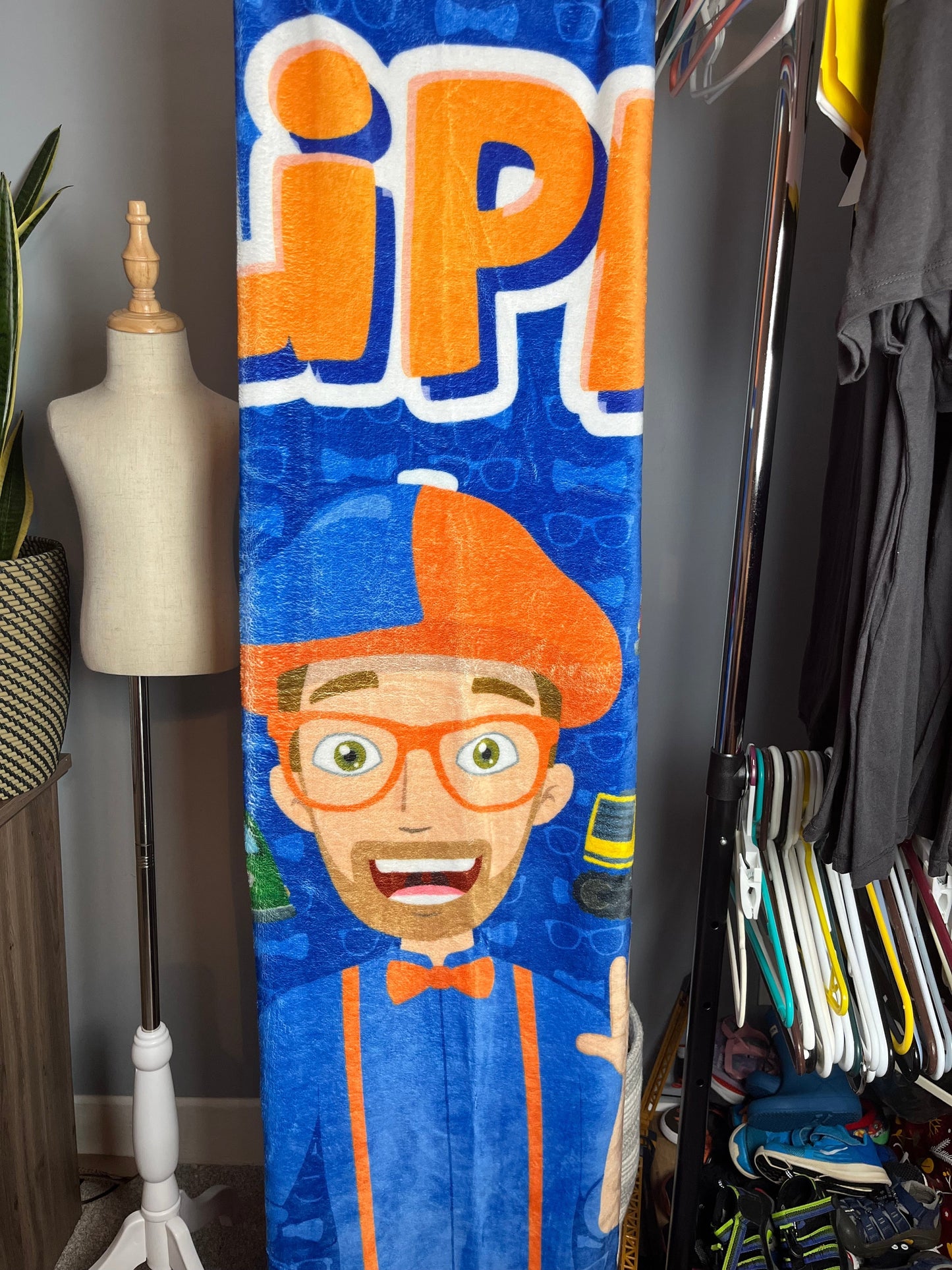 Selle#213 Blippi Fuzzy Blanket EUC!