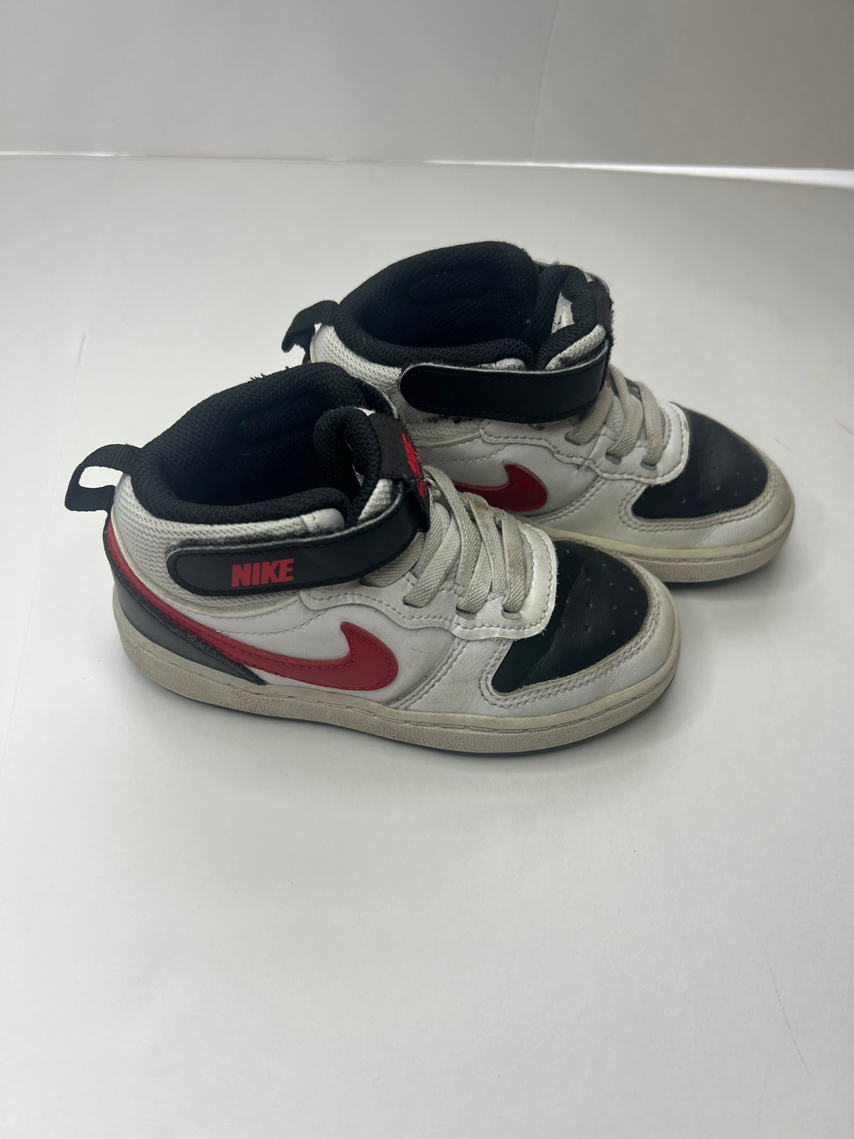 #180 Nike boys size 9c red white and black gym shoes