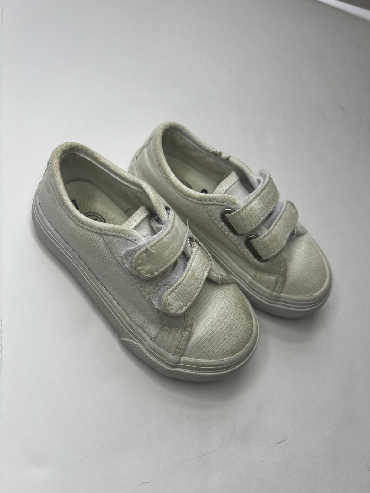 #180 Wonder Nation girls size 7 white canvas shoes