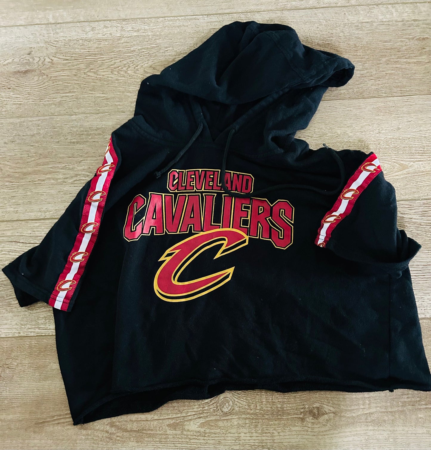 #15 Girls Large Cropped Cavs Hoodie Shirt