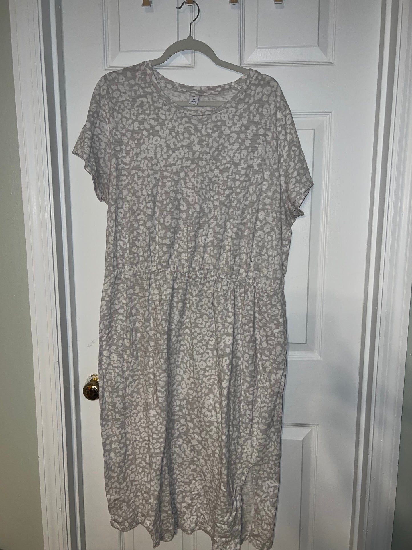 #67 Old Navy Women's Grey Cheetah Print Maxi Dress - Size XXL