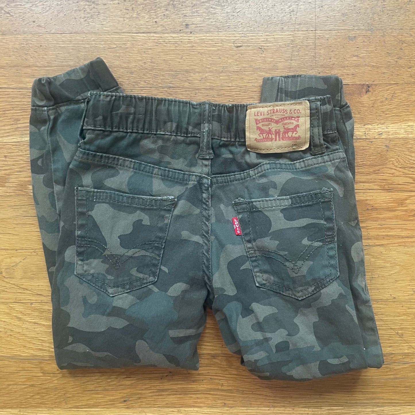 #116 boys Levi’s camo joggers pants 5