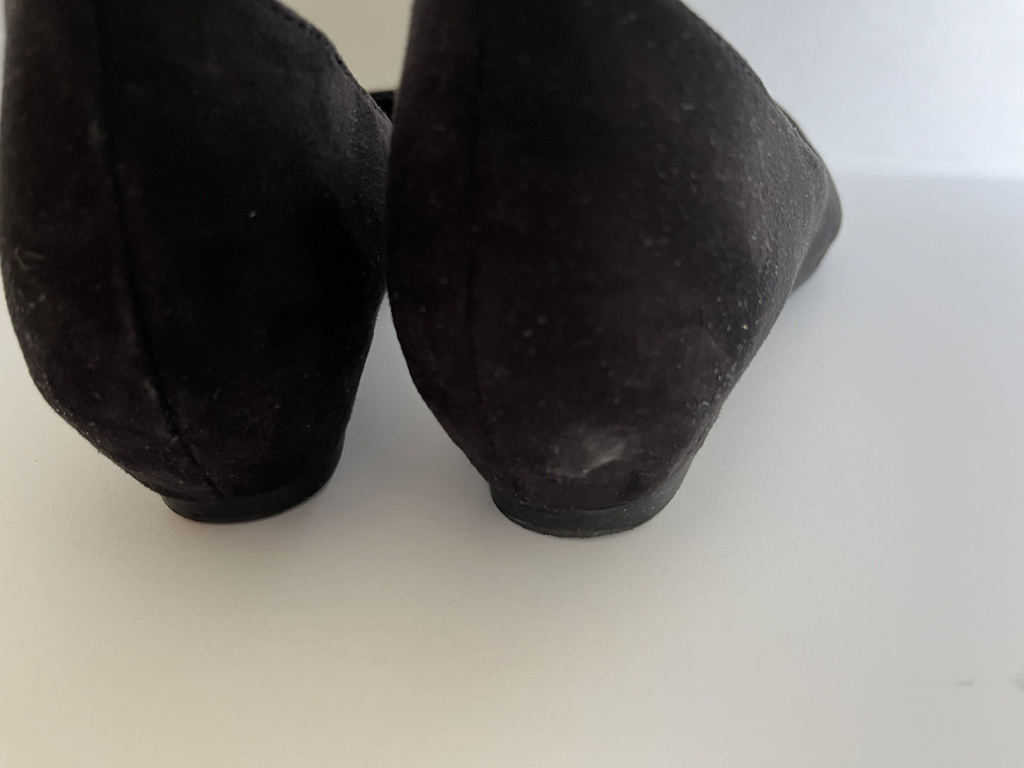 #124 Women's Black Suede Flats Size 8