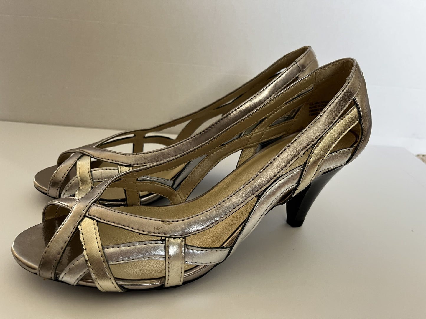 #124 EUC Gold/Silver Peep Toe Heels Women's Size 7.5
