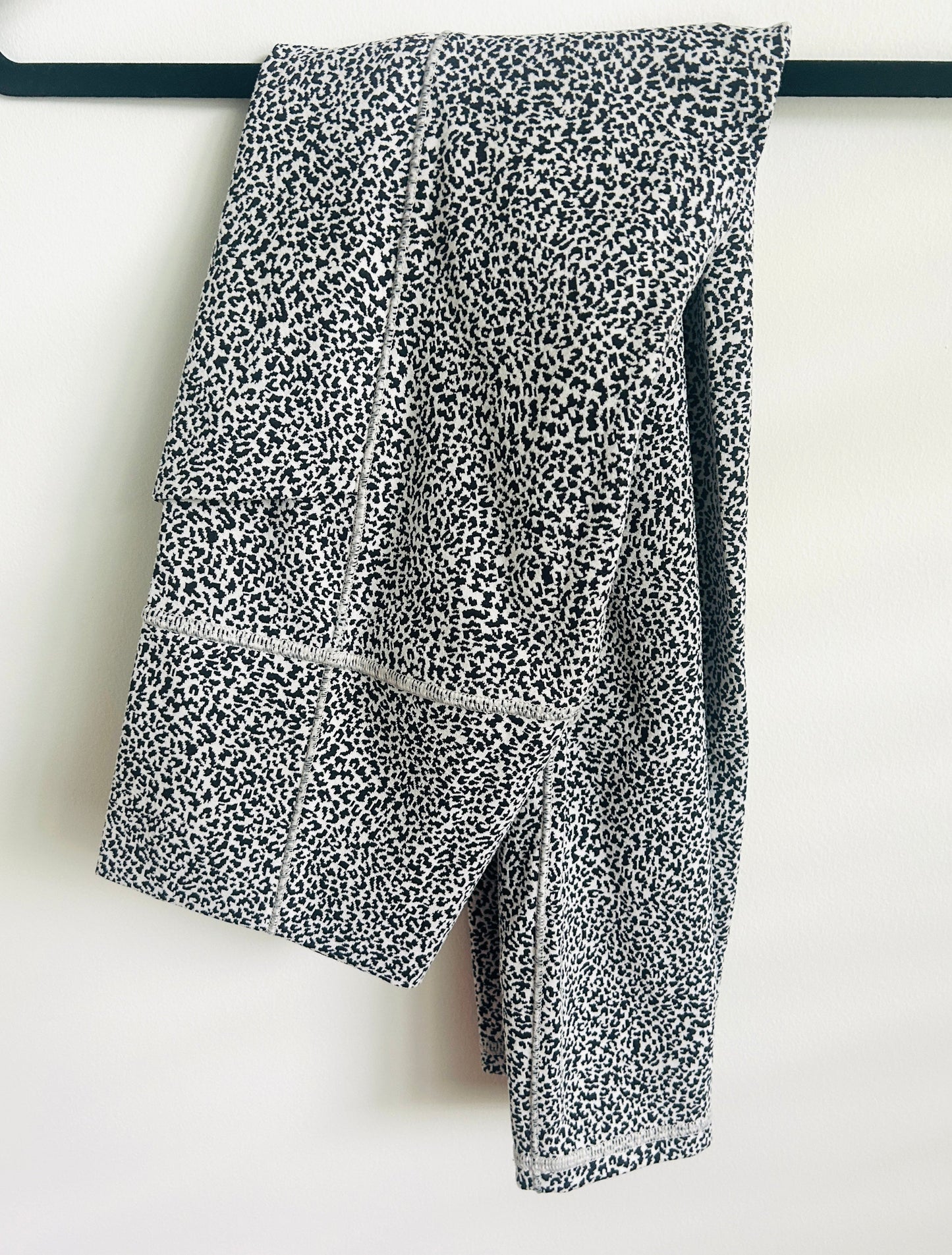 #15 REDUCED Athleta Small Salutation Stash II 3/4 Leggings