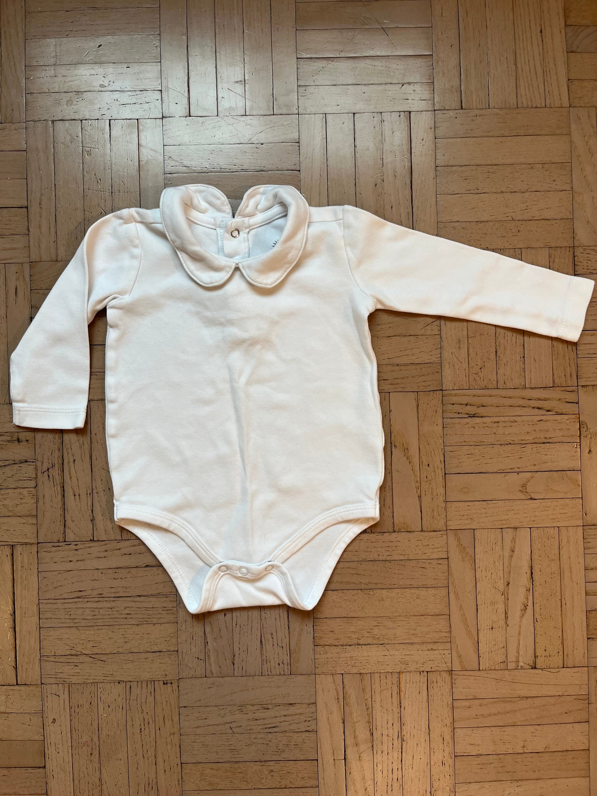 #195 EUC Primary 9-12 month long sleeve bodysuit