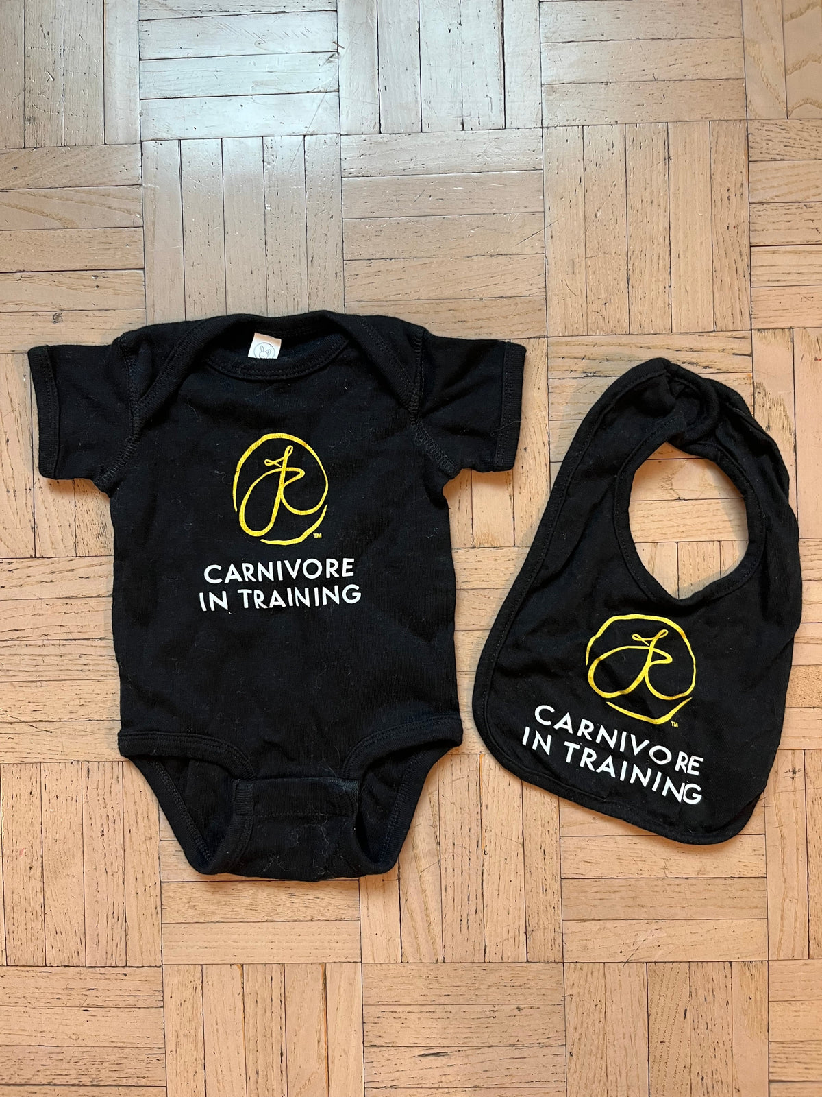 #195 Jeff Ruby’s 6 month onesie/bodysuit with matching bib