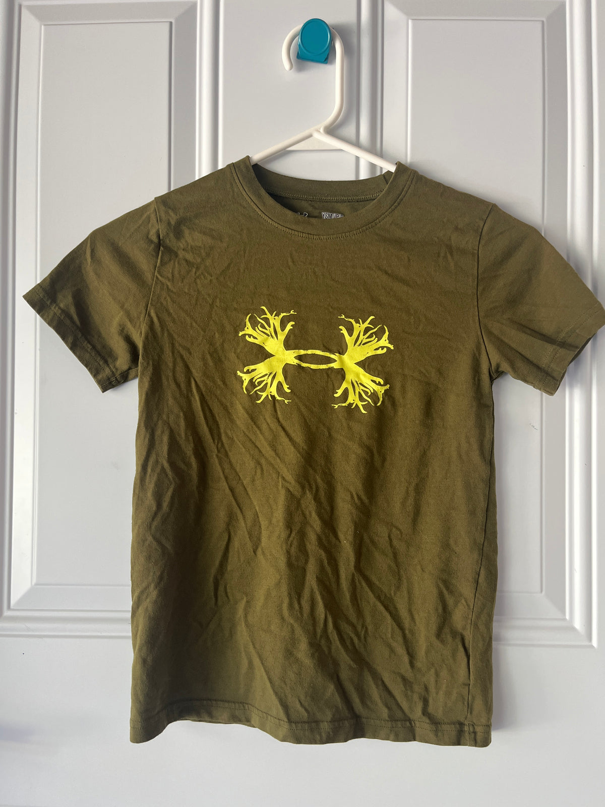 135 under Armour Antler shirt, YS, LN