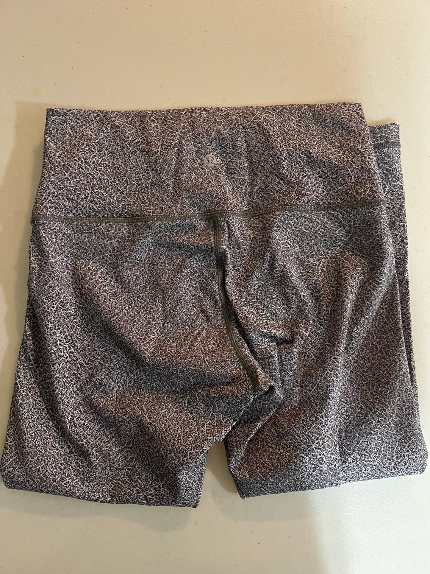 Seller #28 - Women's Size 8 LuLuLemon Leggings - VGUC - Grey/White