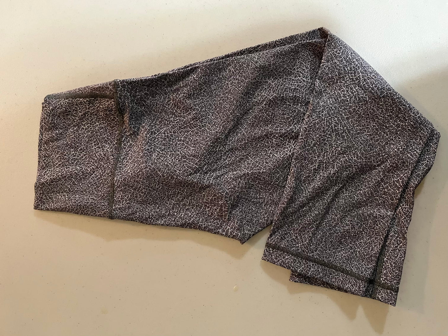 Seller #28 - Women's Size 8 LuLuLemon Leggings - VGUC - Grey/White
